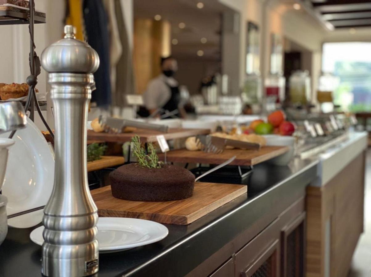 Radisson Oscar Freire Otel Sao Paulo Dış mekan fotoğraf A pepper mill at a buffet