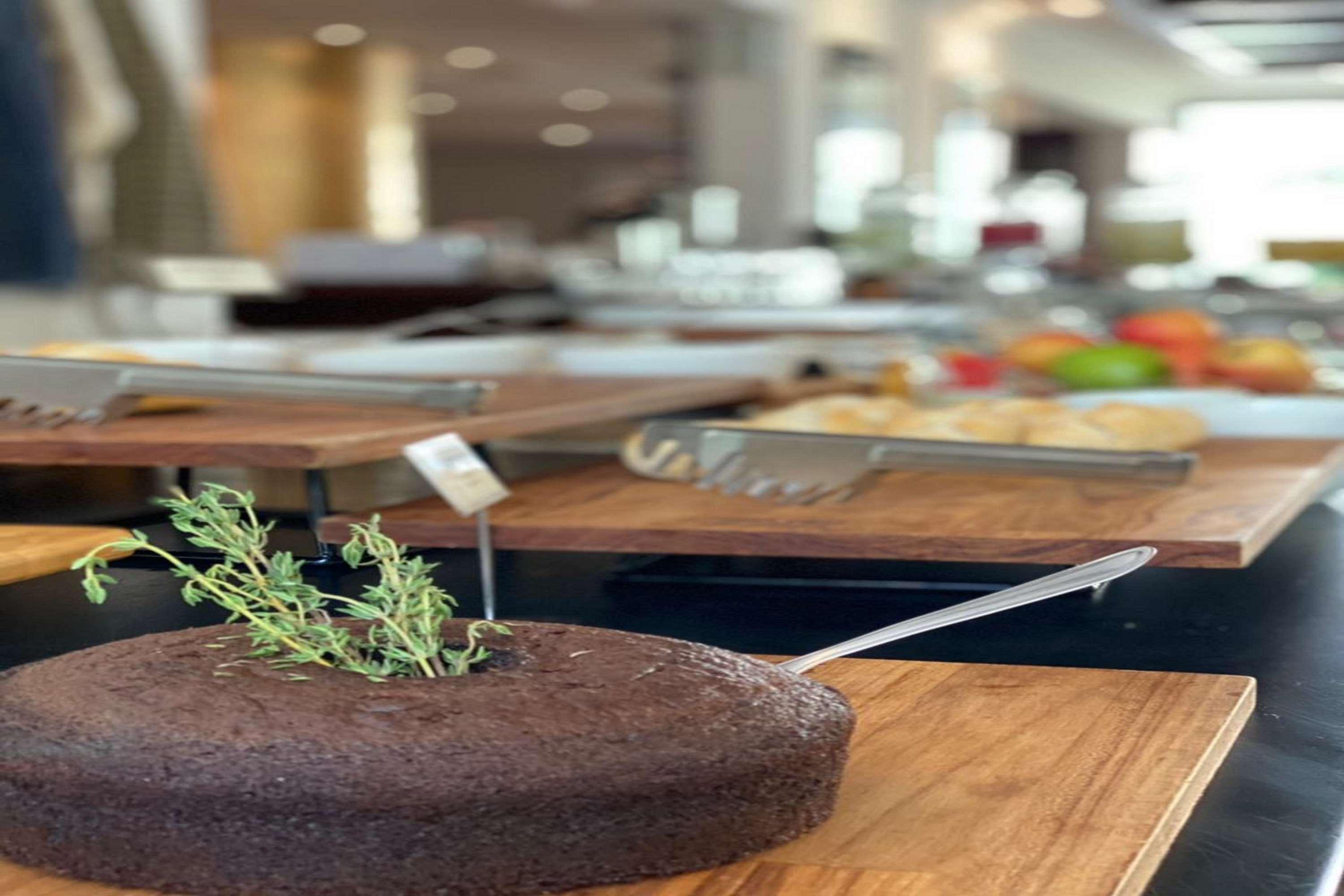 Radisson Oscar Freire Otel Sao Paulo Dış mekan fotoğraf A chocolate cake