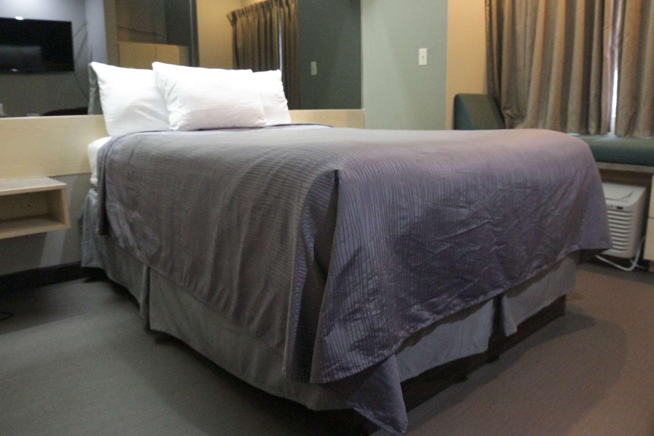 Radisson Oscar Freire Otel Sao Paulo Dış mekan fotoğraf A bed with a bed skirt