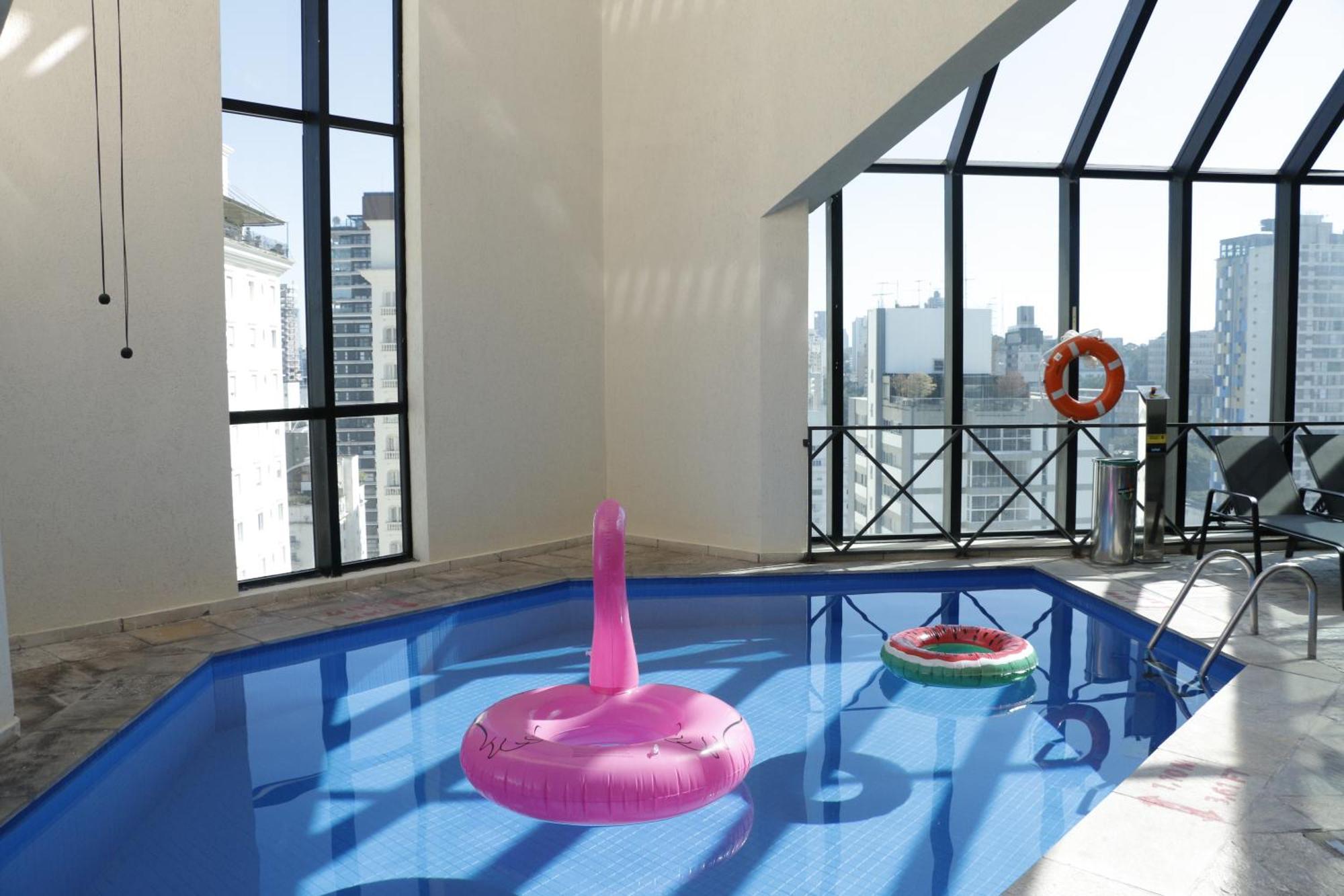 Radisson Oscar Freire Otel Sao Paulo Dış mekan fotoğraf A pool with two floats
