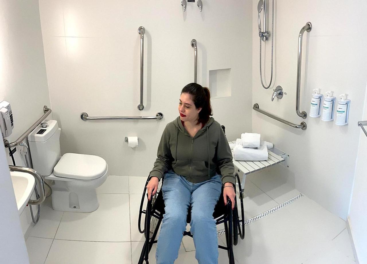 Radisson Oscar Freire Otel Sao Paulo Dış mekan fotoğraf Disabled toilet with shower