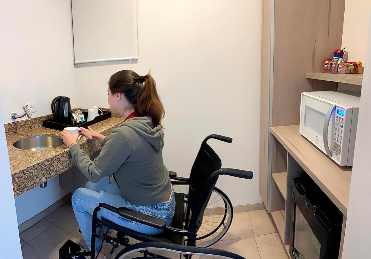 Radisson Oscar Freire Otel Sao Paulo Dış mekan fotoğraf A disabled woman in a wheelchair using a microwave oven