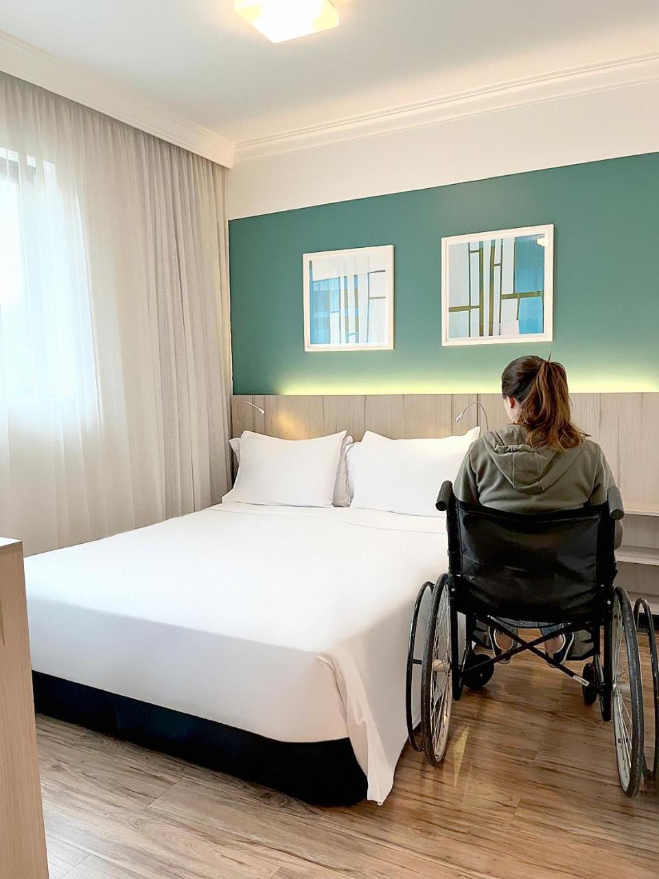 Radisson Oscar Freire Otel Sao Paulo Dış mekan fotoğraf A disabled woman in a wheelchair in a hotel room