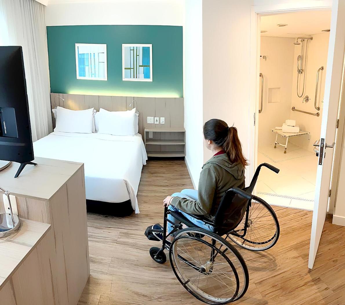 Radisson Oscar Freire Otel Sao Paulo Dış mekan fotoğraf A disabled woman in a wheelchair in a hotel room